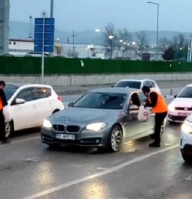 İftar saatinde trafikte kumanya dağıtımımız